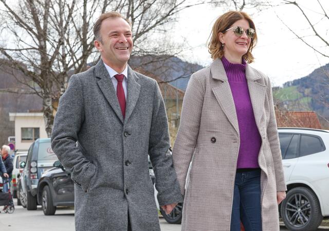 Bernhard Auinger mit seiner Frau bei der Stimmabgabe am Wahlsonntag im ersten Wahldurchgang am 10. März 2024.  | Foto: Neumayr