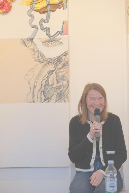 Pia Fries vor einer ihrer großformatigen Arbeiten im KIS. | Foto: Lia Buchner
