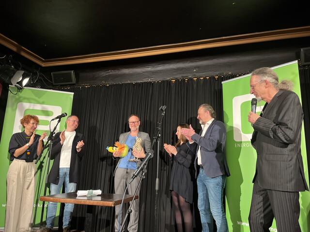 Sieger Thomas Gassner mit seinen Siegerpräsenten
Links außen: Ingrid Herbst (Steirerkrone Publikumsvogel)
Rechts neben Gassner: Kasia Wojciechowska (E-Kleinkunstvogel) | Foto: Franziska Pronneg