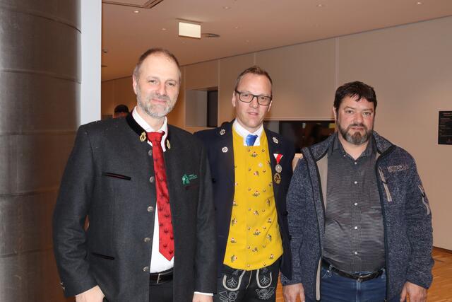 Günther Öttl kam in seiner Funktion als Bezirkskapellmeister-Stellvertreter, zudem ist er Kapellmeister der Musikkapelle St. Anton am Arlberg, im Bild ist er mit Dietmar Walser, dem Obmann der MK Ischgl und Peter Schmid, dem Obmann der MK Grins.  | Foto: Elisabeth Zangerl 