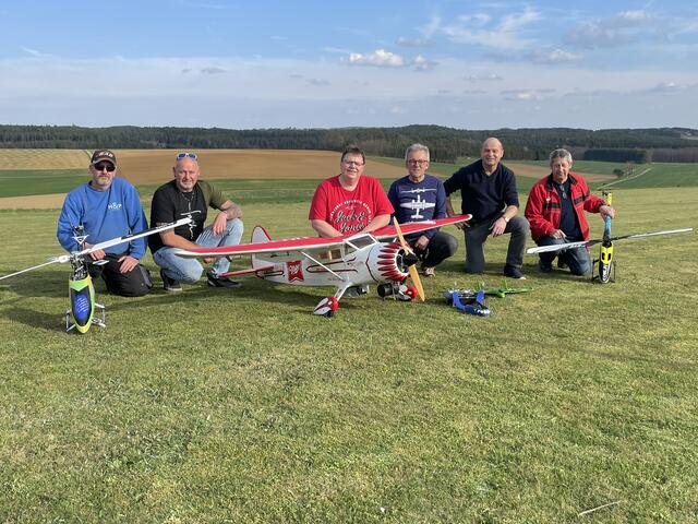 Obmann Rene Gollatz (2.v.l.) und die Mitglieder des "MFC Bruchpiloten Kemeten" würden sich über Jugend-Modellflieger freuen. | Foto: Gernot Heigl