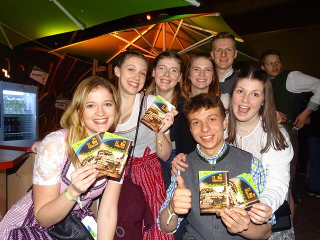 Kathrin Partl, Sophie Lechner, Lena Palacek, Jasmin Lechner, Christoph Bernauer, Matthias Trumler und Lea Reischer | Foto: Simon Glösl