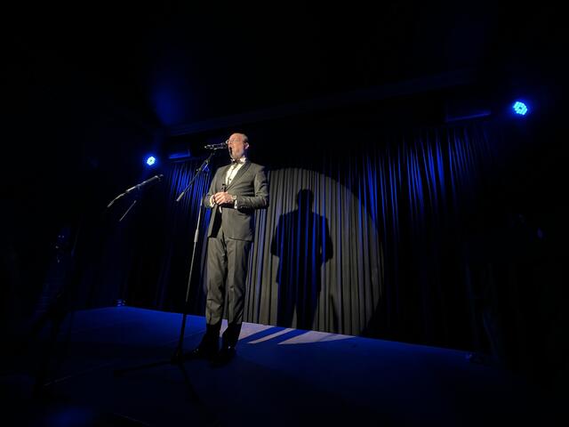 Weilich J. Grossbin reimend und singend im Stile von Fritz Grünbaum. | Foto: Franziska Pronneg