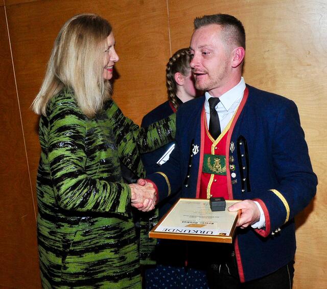 Erwin Probst meisterte die Gold-Prüfung – Bürgermeisterin Johanna Obojes-Rubatscher gratulierte.