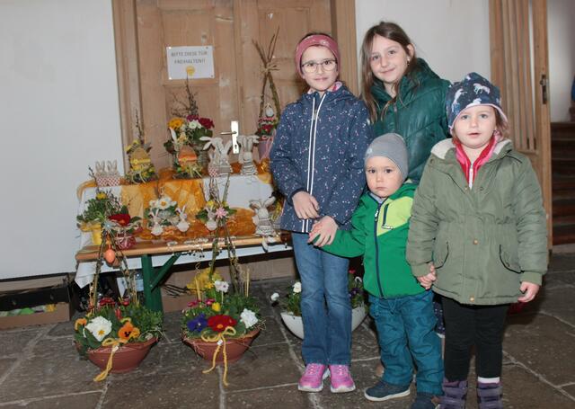Vanessa, Mario, Annalena und Marie waren begeistert von den schönen Ostergestecken.