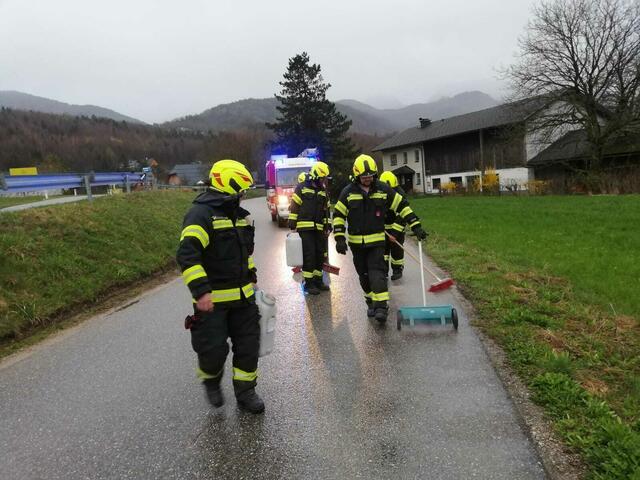 Mehrere Ischler Feuerwehren waren am Samstag im Ölspur-Einsatz. | Foto: ff-badischl.at