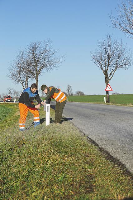 Gemeinsam mit den zuständigen Straßenmeistereien bringen die Jägerinnen und Jäger entlang von neuralgischen Straßenabschnitten Wildwarngeräte an. | Foto: Christoph Burgstaller