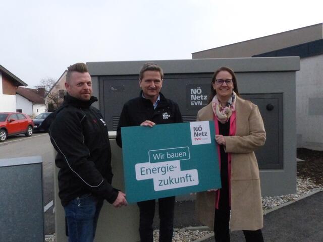v.l.: Alexander Kautz (Projektleiter Netz NÖ), Friedrich Köck (Leiter Service Center Netz NÖ Krems); Gudrun Berger (Bürgermeisterin) | Foto: Netz NÖ