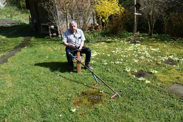 Walter Mayr mäht seinen Garten mit der Sense aus Scheibbs erzeugt nur beim Tegeln Lärm. | Foto: Roland Mayr