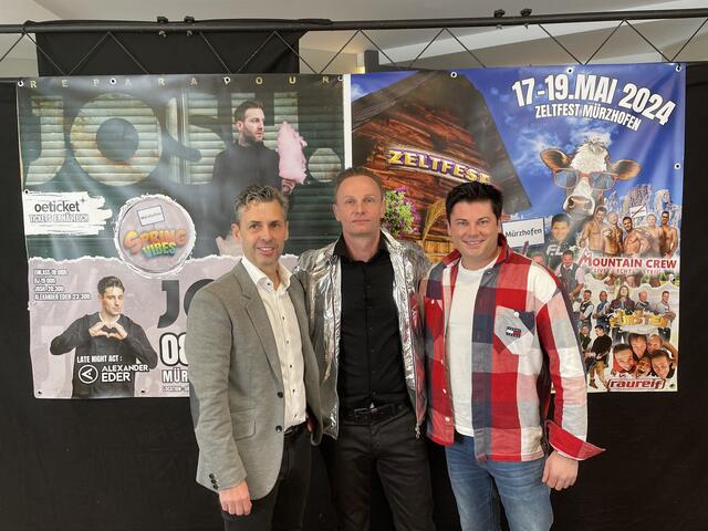Eine traditionsreiche Veranstaltung wird fortgeführt: Alfred Grabner, Gerald Piller und Musiker Franky Leitner | Foto: Hackl