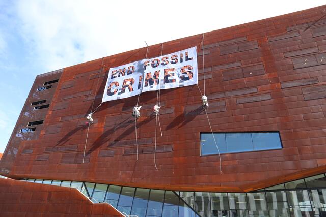 Mehrere Aktivisten haben sich Montagmorgen vom Dach der Bibliothek bei der Wirtschaftsuniversität (WU) Wien abgeseilt. | Foto: Extinction Rebellion