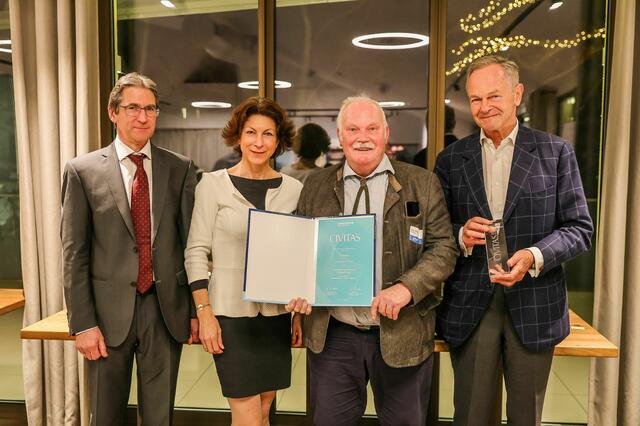 Franz Portisch (Generalsekretär Österr. Sparkassenverband), Julia Bogner (Stabst.
Stiftung &amp; AVS, Österr. Sparkassenverband), Alfred Gehart (Vorstand Sparkasse Korneuburg
Privatstiftung) und Andreas Treichl (Vorsitzender des Kuratoriums für zivilgesellschaftsliches
Engagement). | Foto: ÖSPV_Norbert Novak