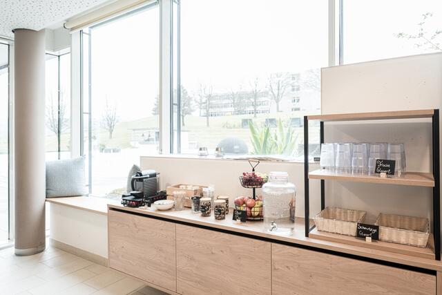 Kaffee, Tee, Quellwasser, Obst und andere Knabbereien stehen in der "Entspannerei" zur Verfügung. | Foto: Die Abbilderei