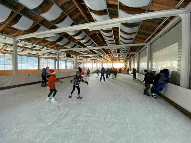 In St. Martin gab es in der Stockschützenhalle diesen Winter eine Eislauffläche.  | Foto: MS St. Martin
