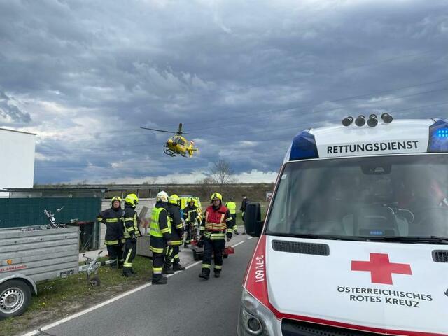 Die Einsatzkräfte am Unfallort. | Foto: FF Hölles