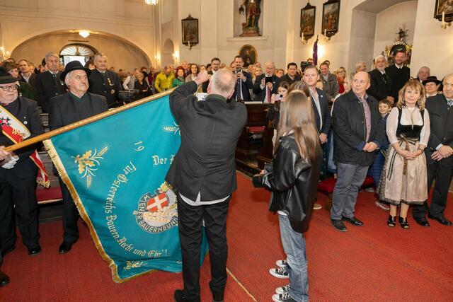 Die Fahnenbänder wurden gesegnet. | Foto: René Brunhölzl/RMW