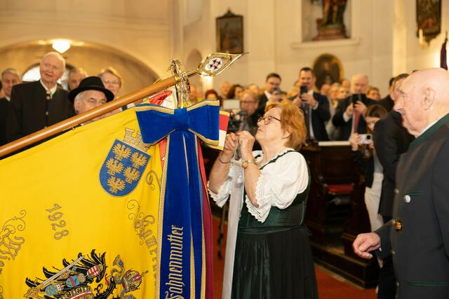 Die Fahnenbänder wurden gesegnet. | Foto: René Brunhölzl/RMW