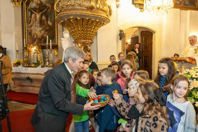 Die Kinder bekamen alle ein Osterei. | Foto: René Brunhölzl/RMW