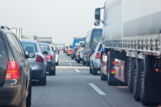 Unfall auf der A10 sorgt für kilometerlangen Stau (Symbolfoto) | Foto: stock.adobe.com/at/TIMDAVIDCOLLECTION
