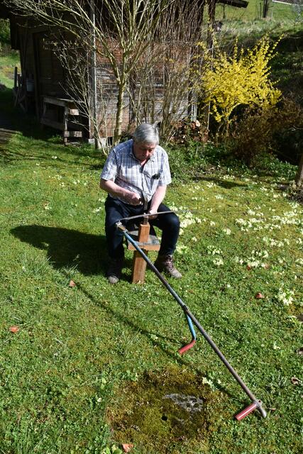 Walter Mayr mäht seinen Garten mit der Sense aus Scheibbs erzeugt nur beim Tegeln Lärm. | Foto: Roland Mayr