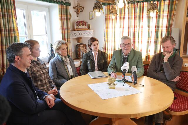 Im Bild: Landwirtschaftskammerpräsident Rupert Quehenberger, die Bauersleute Johanna und Gertraud Oberascher, Landeshauptmann-Stellvertreterin Marlene Svazek Landesrat Josef Schwaiger und Landesjägermeister Max Mayr Melnhof | Foto: Land Salzburg / Franz Neumayr