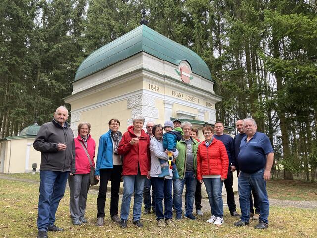 Franz Pfabigan (r.) mit einigen Besuchern vorm Wasserwerk. | Foto: Stadtgemeinde Waidhofen