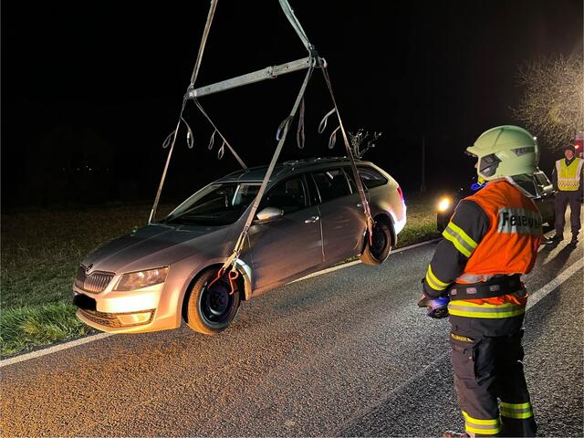Die Freiwillige Feuerwehr Neudörfl musste nachrücken um die Krensdorfer Florianis bei der Fahrzeugbergung zu unterstützen. | Foto: Feuerwehr Neudörfl