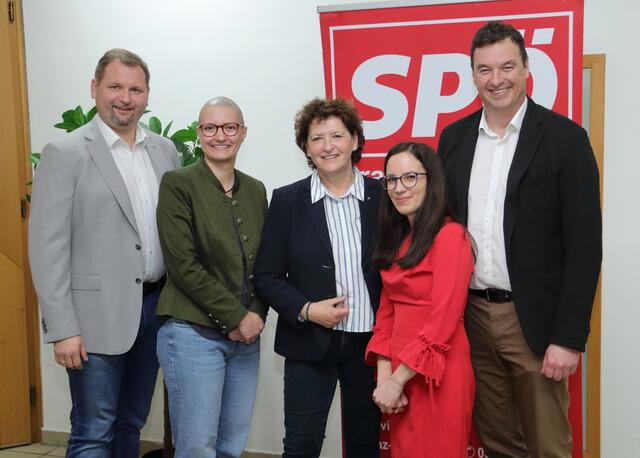 Martina Weixler (2. v. l.) ist die neue Spitzenkandidatin im Wahlkreis 6c für die Nationalratswahl. | Foto: SPÖ