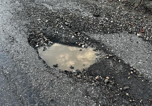 Schlaglöcher sind nach dem Winter auf vielen Straßen ein Thema. Vor allem für Zweiradfahrer sind sie gefährlich. Wir suchen gefährliche Schlaglöcher im Bezirk Rohrbach . | Foto: BRS