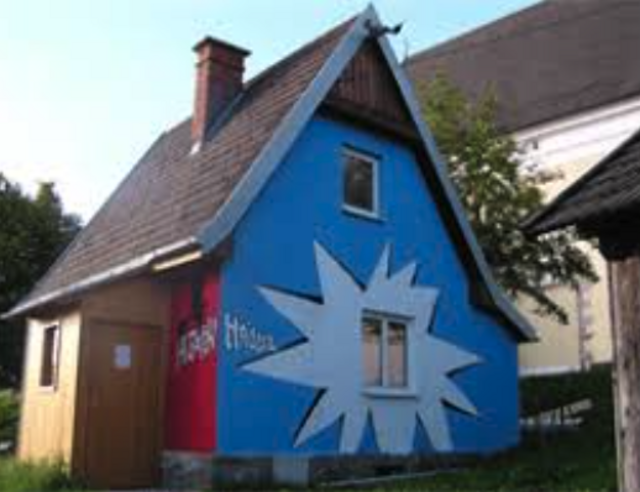 Hexenhäusl – so heißt der Jugendtreff in St. Peter. Es gibt ihn seit 20 Jahren.  | Foto: Gemeinde St. Peter