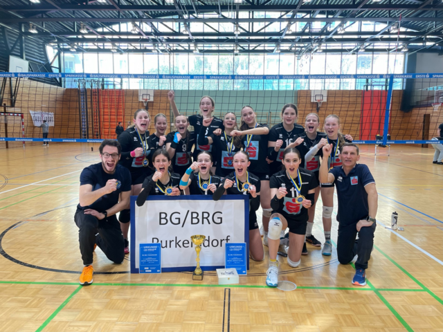 Die Mädels der Unterstufe des BRG Purkersdorf siegen bei Landesmeisterschaften im Volleyball. Im Bild hintere Reihe: Zobl, Kaupp, Enna Topic, Rosi Reuter, Minna Scheed, Lana Schroll, Flora Scholze, Sarah Tempel, Elisa Rippel. Vordere Reihe: Trainer Dominik Novak, Marie-Sophie Süssenbacher, Lisa Hötzinger, Olivia Schuch, Lina Horvath und Trainer Wolfgang Eberhard | Foto: Gemeinde Purkersdorf