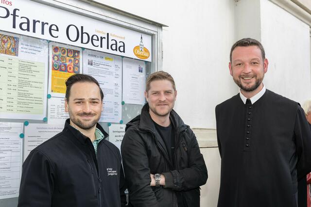Die Oberlaaer Jugend mit dem Pfarrer | Foto: René Brunhölzl/RMW