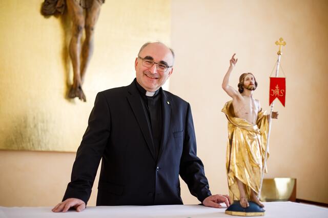 Zuversichtlich: Der steirische Diözesanbischof Wilhelm Krautwaschl mit der Statue des auferstandenen Jesus Christus. | Foto: Neuhold
