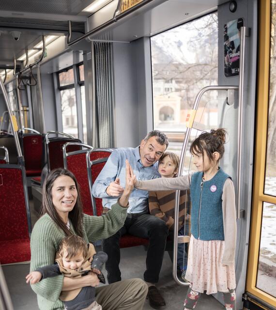 Janine Bex und Georg Willi wollen ein Gratis Klimaticket. | Foto: inn-frame.at