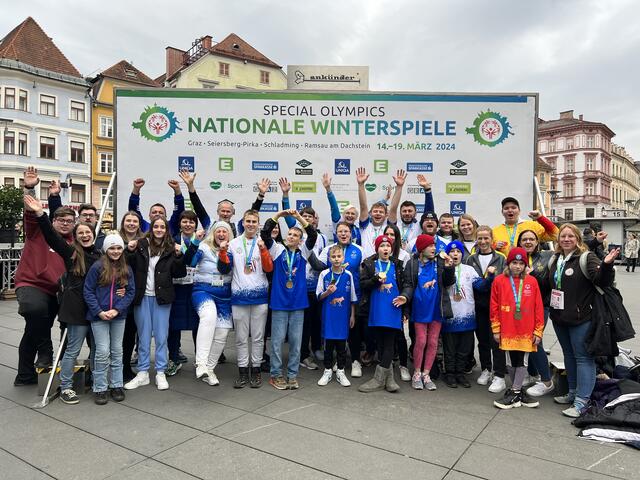  White Blue und Blue White Oberwart samt Fanclub am Grazer Hauptplatz bei der Siegerehrung | Foto: Sebastian Koller