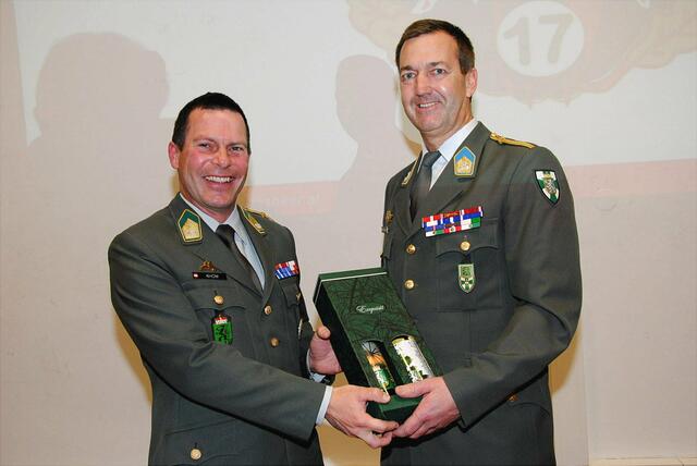 Dezember 2010: Bataillonskommandant Ulfried Khom (l.) verabschiedete mehrere Offiziere, so auch Reinhold Höflechner (re) zu ihren neuen Dienststellen. 	Woche/Barbic
