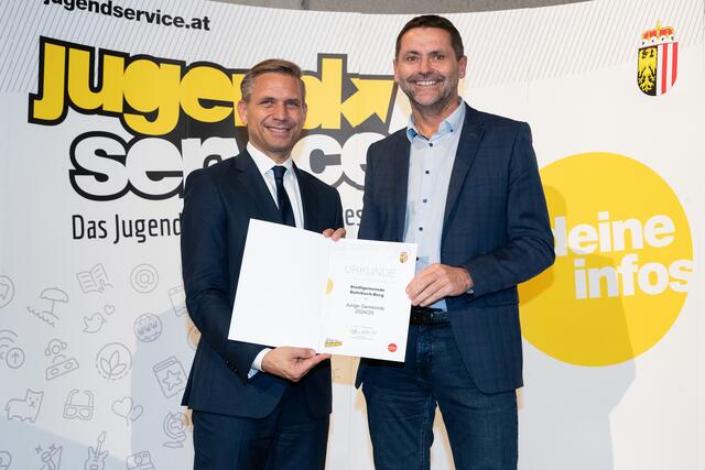 Bürgermeister Andreas Lindorfer (r.) hat im November 2023 die Urkunde für die "Junge Gemeinde" von Landesrat Wolfgang Hattmannsdorfer entgegengenommen.  | Foto: Land OÖ
