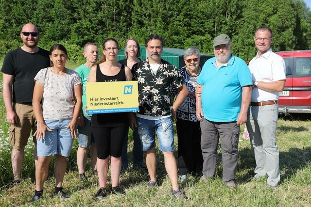 Ortschef Haasmüller mit begeisterten Gemeinschaftsgartlern. | Foto: ZVg