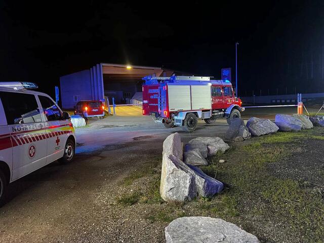 Die Zusammenarbeit zwischen der Feuerwehr und der Polizei sowie anderer beteiligter Organisationen wird als vorbildlich gelobt, da sie schnell reagierten und professionell mit der Situation umgingen. | Foto: DOKU NÖ