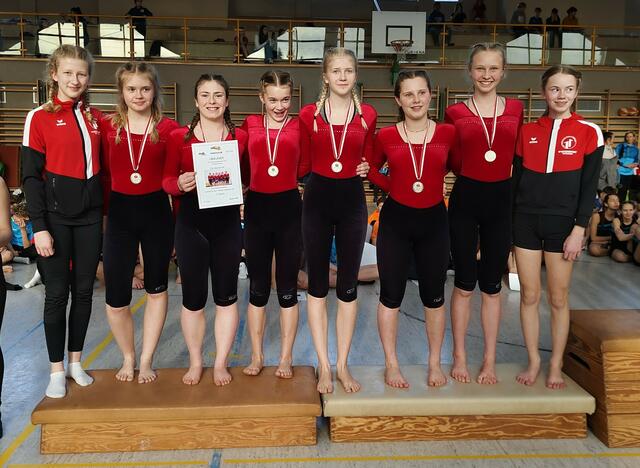 Die TurnerInnen der Sportmittelschule Niederwaldkirchen bei den Geräteturn-Landesmeisterschaften in Mondsee.  | Foto: Sportmittelschule Niederwaldkirchen