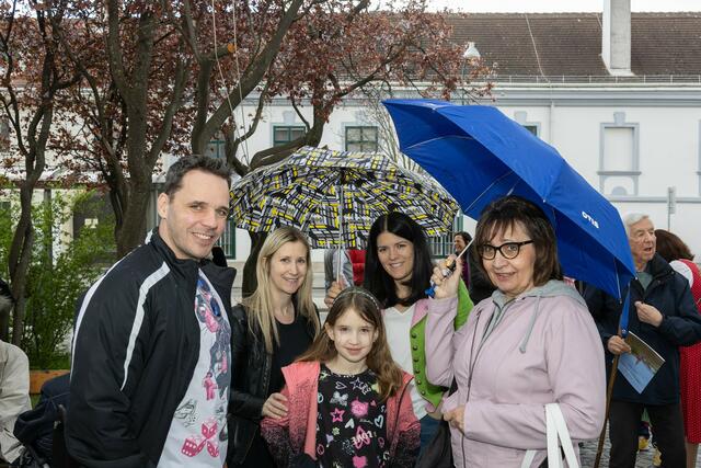 Auch der Regen konnte die Oberlaaer von der Feierlichkeit nicht abhalten. | Foto: René Brunhölzl/RMW