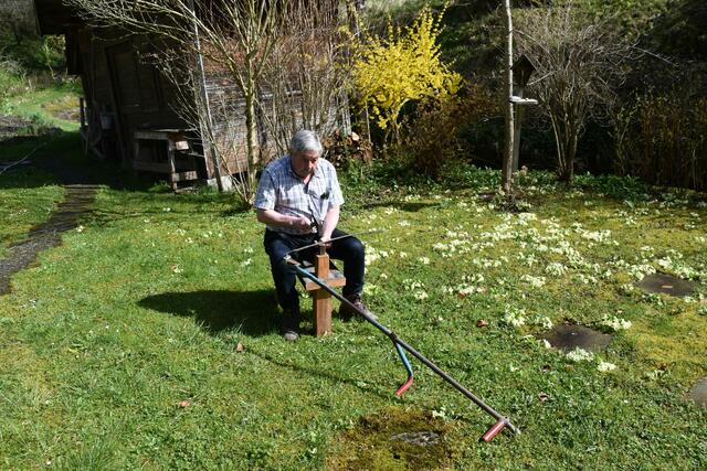 Walter Mayr mäht seinen Garten mit der Sense aus Scheibbs erzeugt nur beim Tegeln Lärm. | Foto: Roland Mayr
