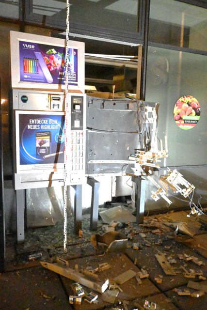 In den frühen Morgenstunden des 24. März wurde ein Zigarettenautomat in der Anton-Baumgartner-Straße gesprengt. | Foto: LPD Wien