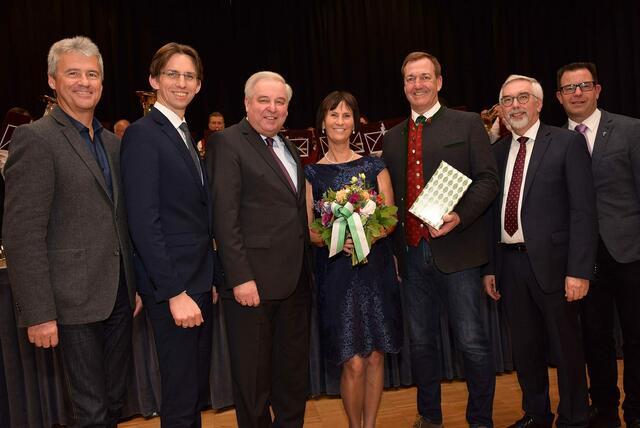„Familienfoto“ mit LH Hermann Schützenhöfer, dem Ehepaar Irmgard und Reinhold Höflechner und (v. l.) Bezirkshauptmann Manfred Walch, ÖVP-Bezirksobmann Bürgermeister Joachim Schnabel, Schwarzenfelds Bürgermeister Manfred Rotte und Pfarrer Robert Strohmaier anlässlich des 60. Geburtstages (Jänner 2019). | Foto: Anton Barbic