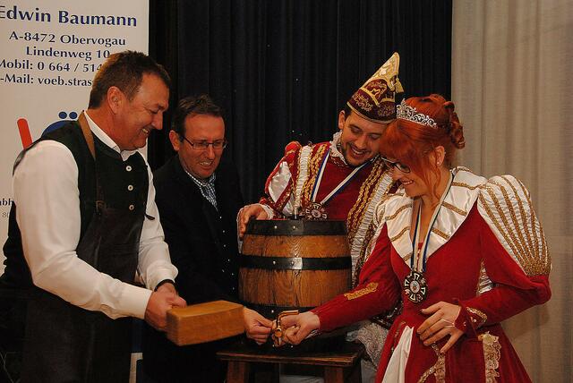 Endlich floss das Bier mit viel Schaum (v.l.): Erinnerungsschnappschuss mit Bürgermeister Reinhold Höflechner, Präsident Helmut Schwimmer und dem Faschingsprinzenpaar Philipp und Ramona Repolusk vom Bockbieranstich aus dem Jahr 2016. | Foto: Anton Barbic