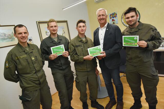 Garnisonsbürgermeister Reinhold Höflechner dankte den jungen Rekruten für ihre Zivilcourage. Paul Hammer (Mitte) bemerkte 2021 einen Brand. | Foto: Robert Gießauf