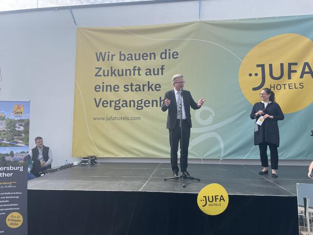 Landeshauptmann Christopher Drexler betonte, dass man den idealen Standort für das neue Jufa-Hotel gewählt hat.  | Foto: RegionalMedien