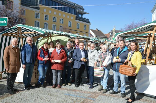 Waren bei der Eröffnung des Zwettler Rathausmarktes mit dabei: Die Stadträte Josef Zlabinger und DI Johannes Prinz, Ingrid Bill, Leonie Reidinger, Maria Zwingenberger, Hans Zwingenberger, Franz Anderl, Bürgermeister LAbg. ÖkR Franz Mold, Michaela Weinberger, Tina Reich, Renate Nusser, Roswitha Haghofer, Marianne Reidinger, Gerhad Jindra und Stadträtin KommR Anne Blauensteiner, MA (v.l.). | Foto: Stadtgemeinde Zwettl