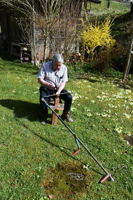 Walter Mayr mäht seinen Garten mit der Sense aus Scheibbs erzeugt nur beim Tegeln Lärm. | Foto: Roland Mayr