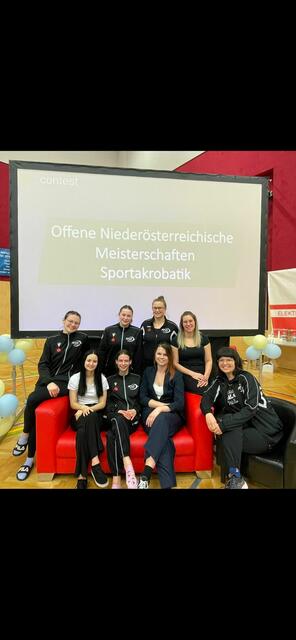 Jasmine Schachinger inmitten des Teams der Sportakrobatik-Trainerinnen. | Foto: Foto: Turnverein